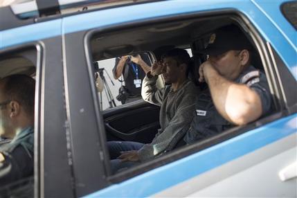 Un policía militar sin uniforme es detenido por policías civiles en Río de Janeiro