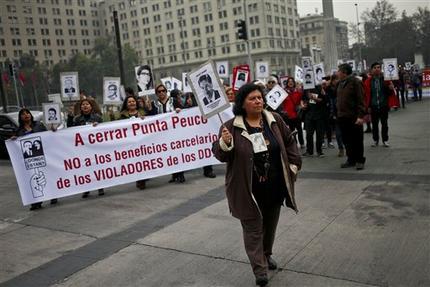 Manifestantes de la Agrupación de Familiares de Detenidos Desaparecidos durante la dictadura de Augusto Pinochet,
