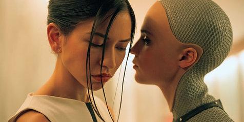 Una sensual y provocadora imagen de la película 'Ex Machina'. Robots y humanoides con sensualidad extrema.