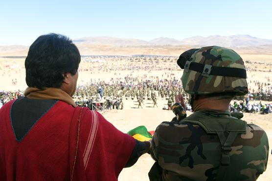 Evo Morales saluda el inició del desfile militar
