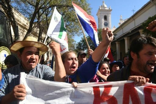 Agricultores exigen la cancelación de sus deudas en una protesta en el centro de Asunción, ayer