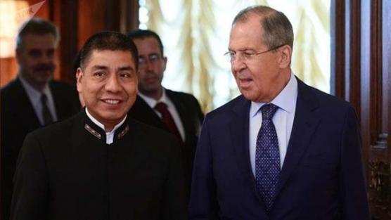 Fernando Huanacuni y Serguéi Lavrov, ayer en Moscú