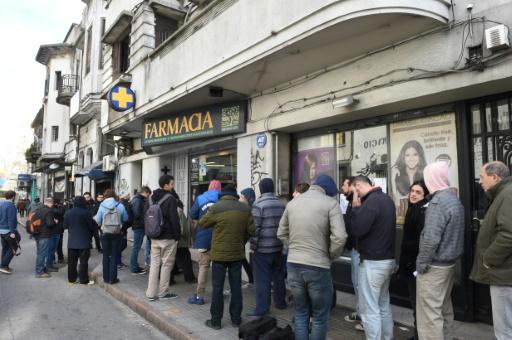 Un grupo de personas espera su turno para comprar marihuana en Montevideo