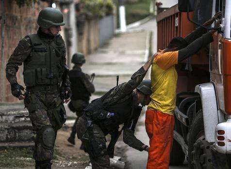 Ejercito brasileño en favela