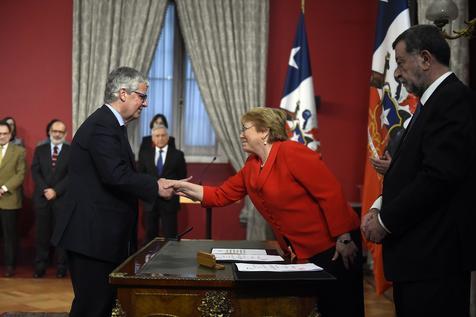 Michelle Bachelet saluda al nuevo ministro de HAcienda, Nicolás Eyzaguirre. 