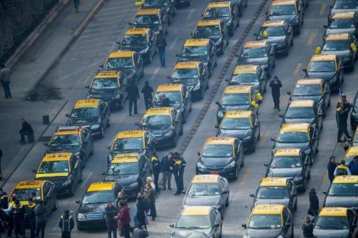 Taxistas chilenos bloquearon entrada de rutas
