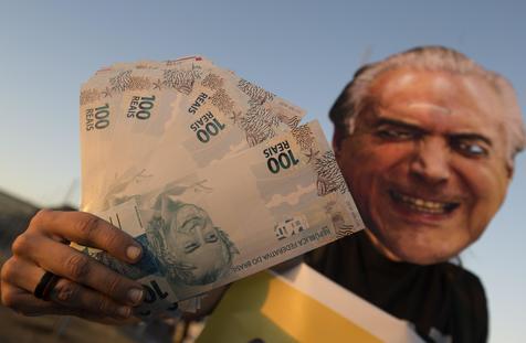 Una máscare del presidente Michel Temer y fajos de billetes de dinero. Las burlas en el Parlamento contra el mandatario.