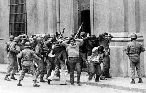 Represión y tormentos una foto de archivo de los tiempos de la dictadura chilena (1973-1990)