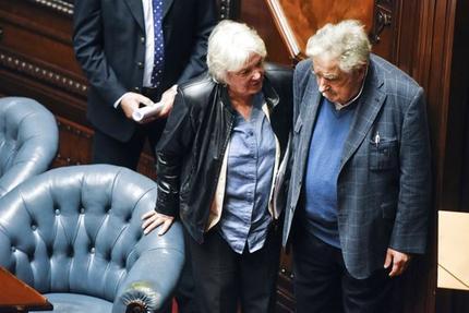  Lucía Topolansky  y José Mujica en el senado uruguayo, ayer