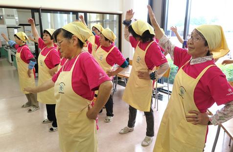 Mujeres japonesas de más de 65 años en un alto en la jornada laboral para realizar ejercicios 