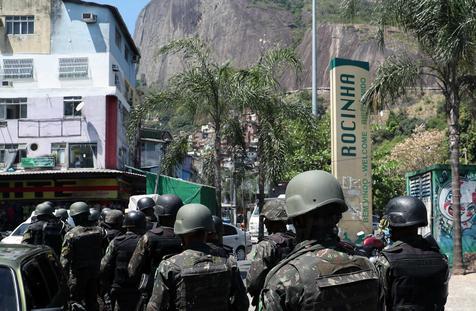 Militares en la Rocinha por enfrentamientos entre narcos (foto: EPA)