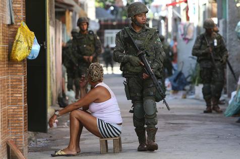 Una patrulla de las Fuerzas Armadas en el interior de la favela Rocinha 