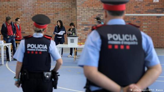 Policia catalana custodia interior de una escuela