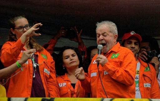 Lula habla frente a la sede de Petrobras en Rio de Janeiro