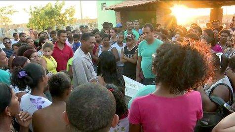 Dolor y pesar, indignación e incomprensión, las sensaciones en el funeral de uno de los niños asesinados en Brasil. 