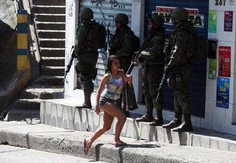 Operación militar en Rio de Janeiro en busca de armas, drogas, y narcos. (foto: ANSA)