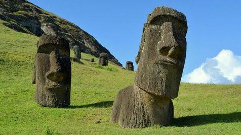 Las típicas estatuas gigantescas de la Isla de Pascua de origen desconocido. (foto: Ansa)