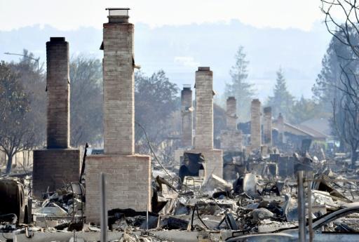 Las chimeneas son las únicas que permanecen en pie en propiedades quemadas por los incendios en Santa Rosa, California