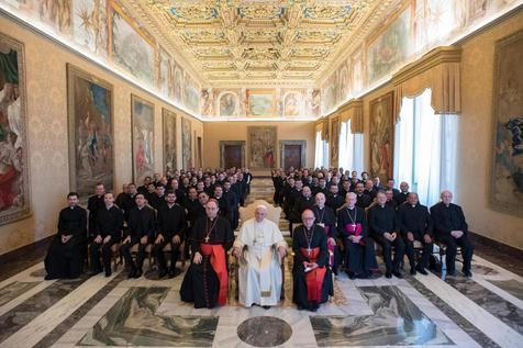 El Papa Francisco con religiosos brasileños en el Vaticano