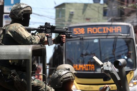 El ejército en una calle en Roscinha, la favela más grande de América Latina