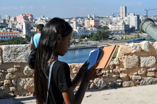 Una joven cubana utiliza su tablet en La Habana
