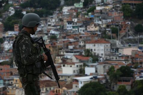 Un miembro del ejército custodia una favela de Río de Janeiro (foto: ANSA)