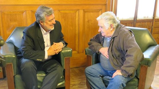 Guillier durante una entrevista con Mujica