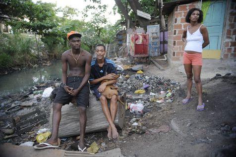 Jóvenes en medio de la extrema pobreza en Brasil.Los que no estudian ni trabajan suman 41 millones (foto: Ansa)