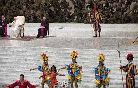 Artistas del Circo de Cuba ante el Papa (foto: ANSA)