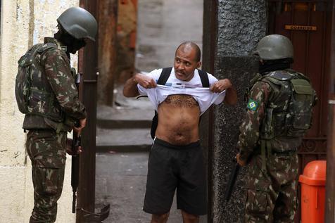 Rio de Janeiro militarizado (foto: ANSA)