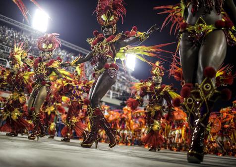 La política hace de las suyas en tiempos de festejos. El Carnaval in Rio de Janeiro (foto: ANSA)