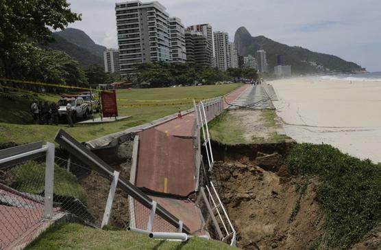 Una ciclovía que colapsó luego de las fuertes lluvias que se han registrado en Río de Janeiro