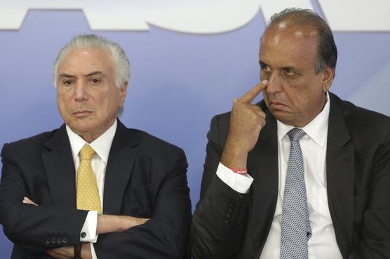 Temer junto al gobernador del estado de Río de Janeiro Luiz Fernando Pezao, ayer en Brasilia