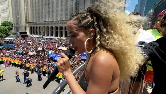 Anitta canta ante una multitud