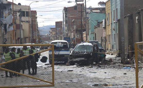 La policía monta guardia en el sitio de una explosión en Oruro