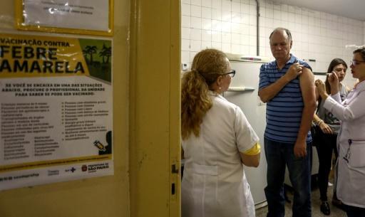 Un hombre es vacunado contra la fiebre amarilla en una clínica ambulatoria en Sao Paulo