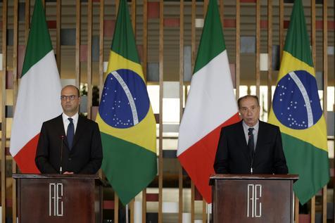 Aloysio Nunes (derecha) y su par Angelino Alfano (izquierda) durante la rueda de prensa en Brasilia. (Foto ANSA)
