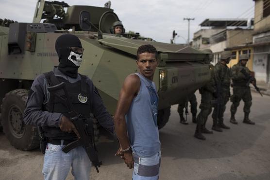 Policias apoyados por militares en favelas cariocas