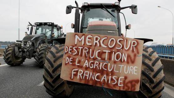 Agricultores franceses protestan con sus tractores 