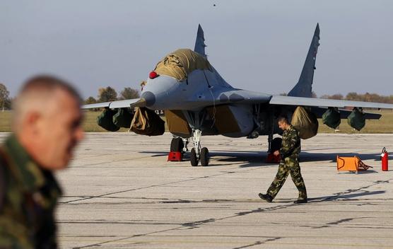 Un caza MiG-29 del ejército sirio enviado por Rusia a Belgrado