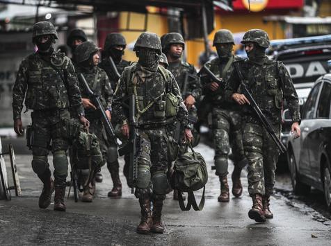 Militares patrullan una calle en Rio, ayer