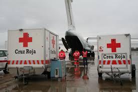 Cruz Roja cargando avión