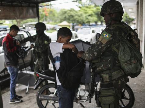 "Militarización democrática", afirma el presidente Michel Temer. 