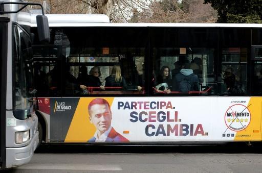 Un autobús con propaganda electoral del Movimiento 5 Estrellas circula en Roma, ayer