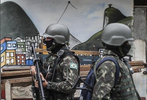 Soldados patrullan una favela de Rio