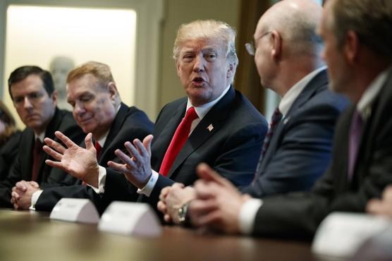 Trump dialoga con empresarios del acero y del aluminio, ayer en la Casa Blanca