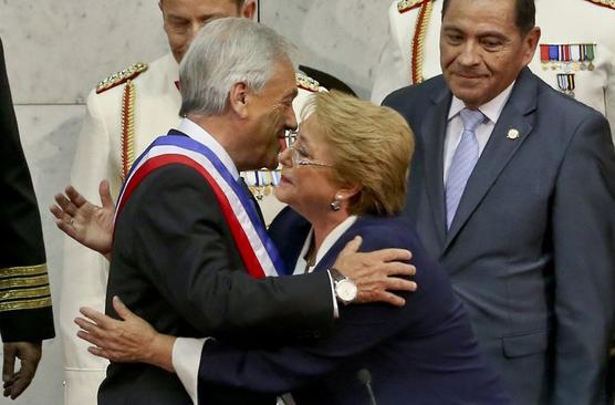 Bachelet entrega el mando a Piñera