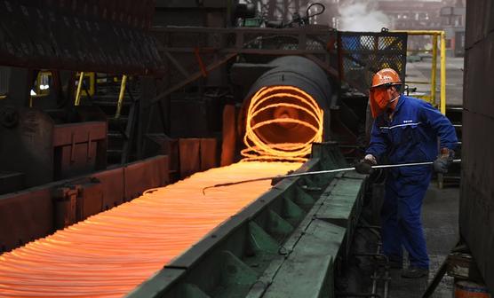 Un obrero manipula un rollo de acero en la planta siderúrgica Xiwang Special Steel 