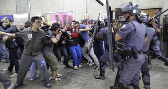 Policías arremeten contra maestros paulistas
