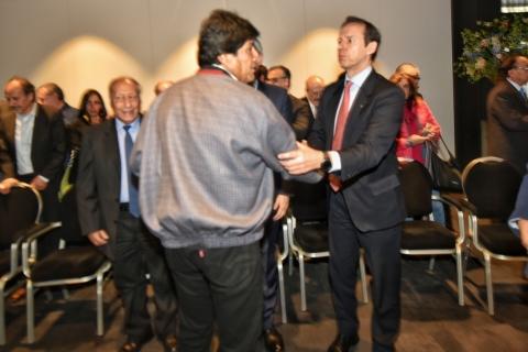Evo Morales compartió un almuerzo con la delegación boliviana, ayer en La Haya